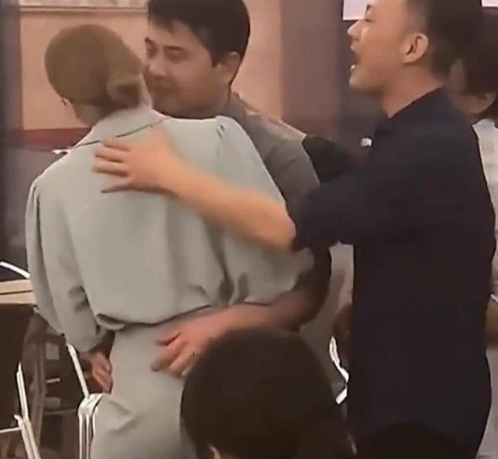 Tình cũ ôm nhau khóc nức nở giữa buổi họp lớp, bạn bè vỡ òa-2