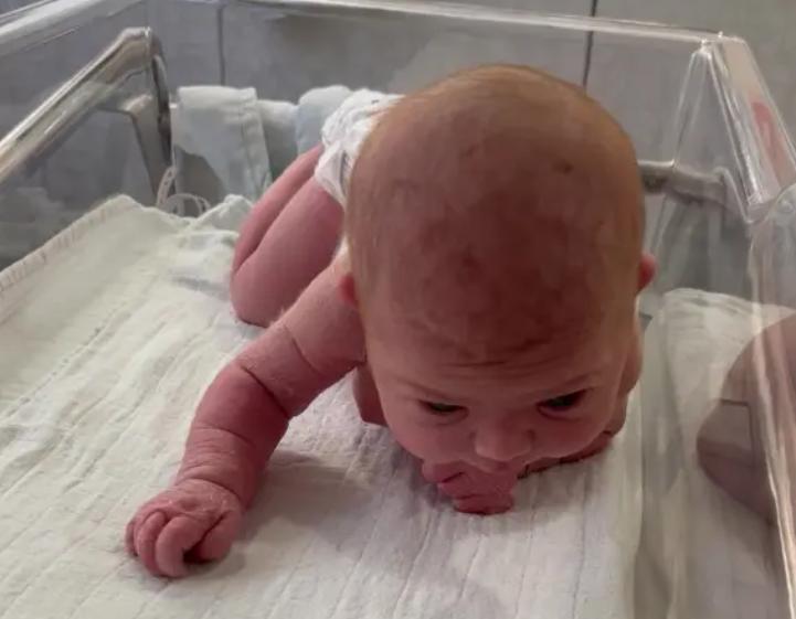 Em bé 3 ngày tuổi ngóc đầu dậy, đòi tập bò khiến nhiều người bất ngờ-1