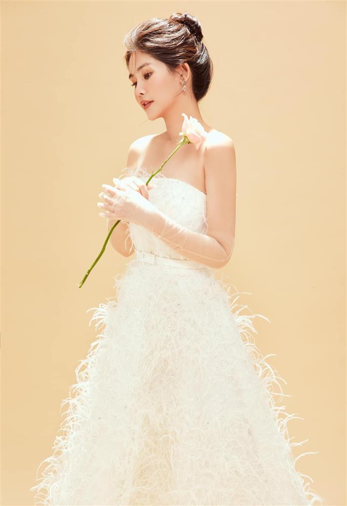 Mặc quá khứ nhan sắc bất ổn, Lê Âu Ngân Anh ngày càng đẹp, dáng siêu thực-4