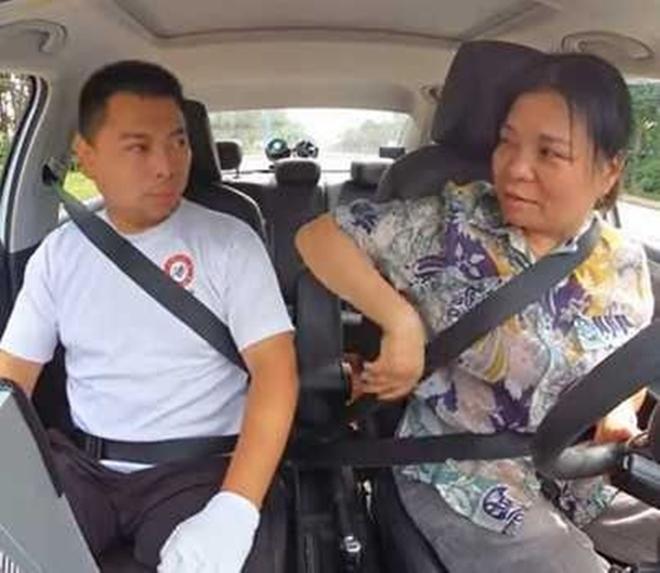 Thi bằng lái xe, người phụ nữ khiến giám khảo bất lực chỉ với một động tác-2