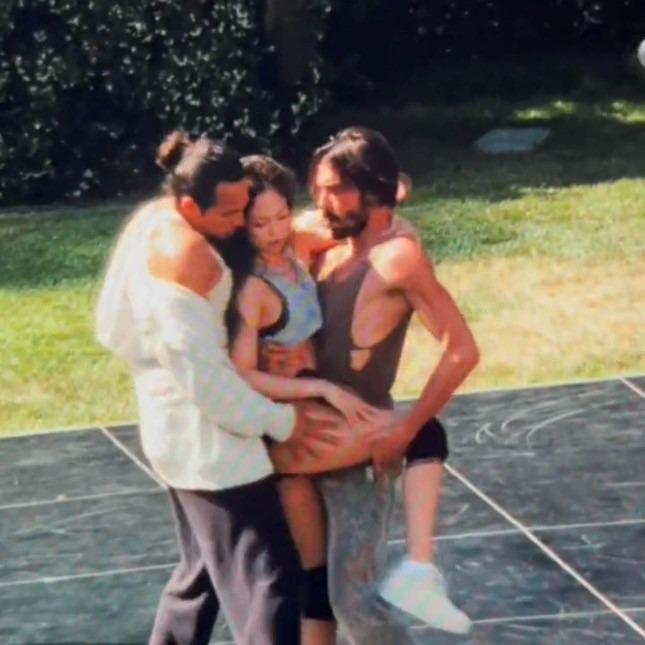 Jennie (BlackPink) gây sốc với cảnh 18+-2