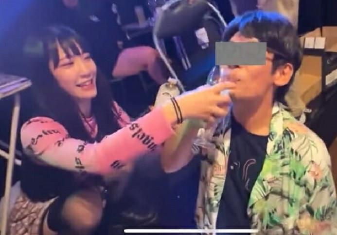 Phẫn nộ khi nhóm nhạc sĩ ép fan uống nước tẩy rửa-1