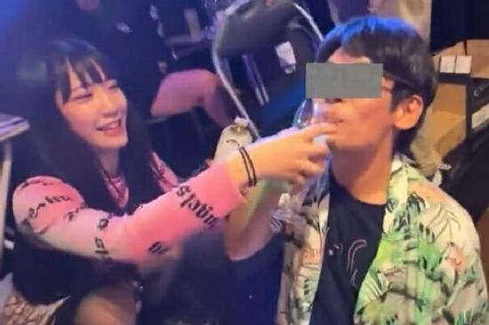 Phẫn nộ khi nhóm nhạc sĩ 'ép' fan uống nước tẩy rửa