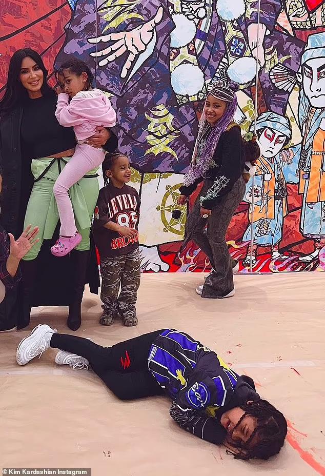 Sốc với thời trang vợ mới của rapper Kanye West-6