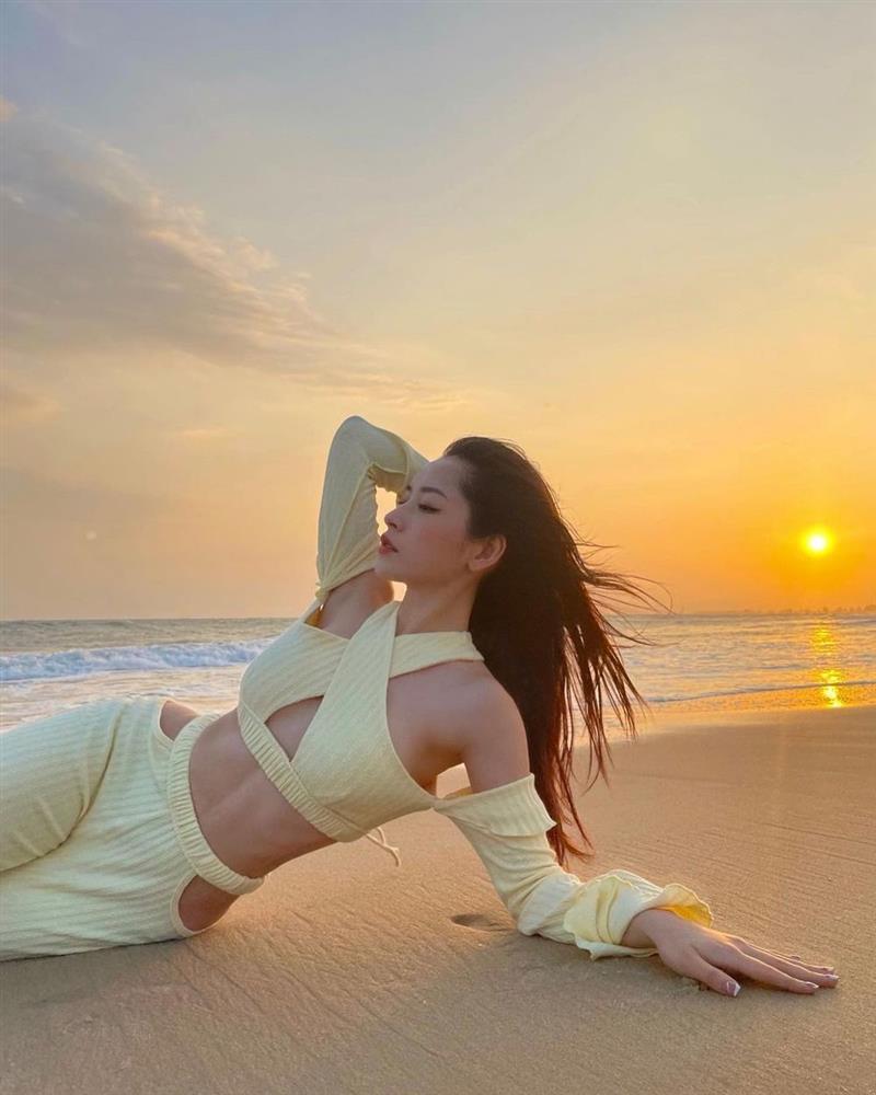 Style đi biển của Tỷ Tỷ Đạp Gió Chi Pu: Không bikini, nửa kín nửa hở-6