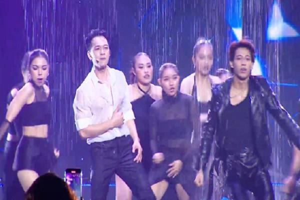 Chủ tịch ACB Trần Hùng Huy tắm mưa vừa nhảy, vừa hát trên sân khấu-1