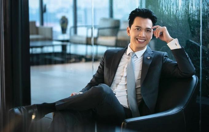 Chủ tịch ACB Trần Hùng Huy tắm mưa vừa nhảy, vừa hát trên sân khấu-2