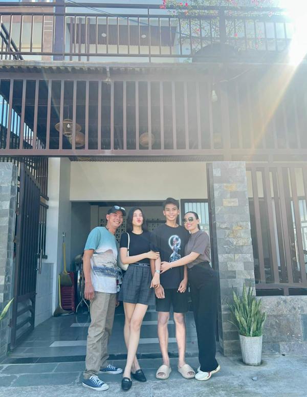 Tặng nhà mặt phố cho bố mẹ sau 5 năm đăng quang, Hoa hậu Tiểu Vy giàu ra sao?-1