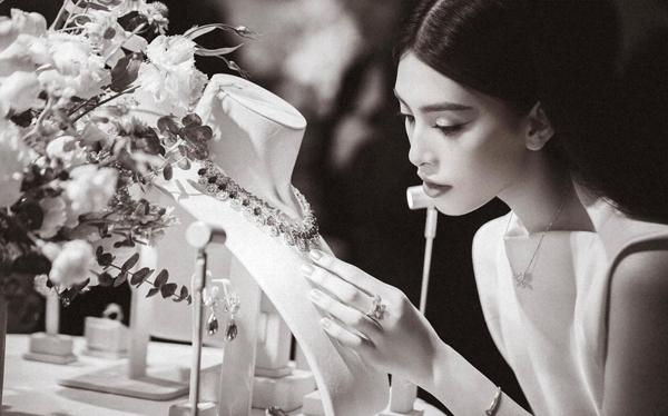 Tặng nhà mặt phố cho bố mẹ sau 5 năm đăng quang, Hoa hậu Tiểu Vy giàu ra sao?-2