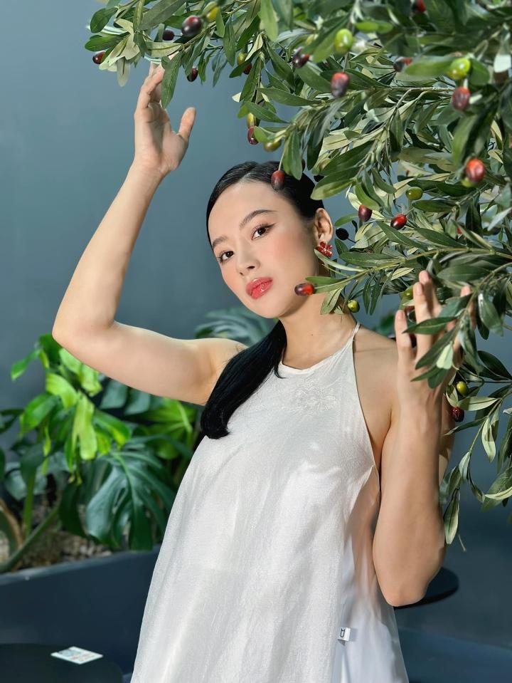 Angela Phương Trinh diện váy yếm khoe cơ tay cuồn cuộn-2
