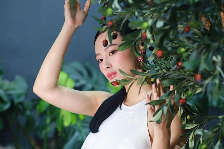 Angela Phương Trinh diện váy yếm khoe cơ tay cuồn cuộn-4