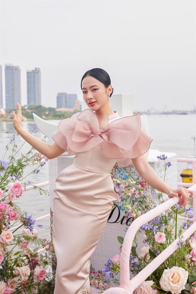 Angela Phương Trinh diện váy yếm khoe cơ tay cuồn cuộn-8