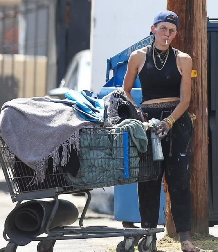 Người mẫu nóng bỏng nức tiếng một thời phải bới rác kiếm ăn qua ngày-1