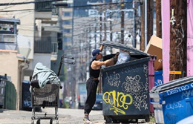 Người mẫu nóng bỏng nức tiếng một thời phải bới rác kiếm ăn qua ngày-4