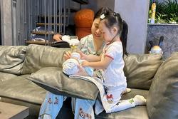 Đàm Thu Trang khoe ảnh con gái 3 tuổi phụ mẹ chăm sóc em út