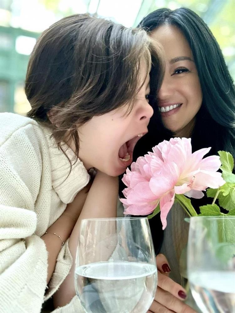 Con gái lai Pháp của Hồng Nhung mất nét bụ bẫm vẫn biến mẹ thành phông nền-2