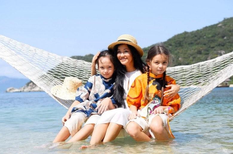 Con gái lai Pháp của Hồng Nhung mất nét bụ bẫm vẫn biến mẹ thành phông nền-4