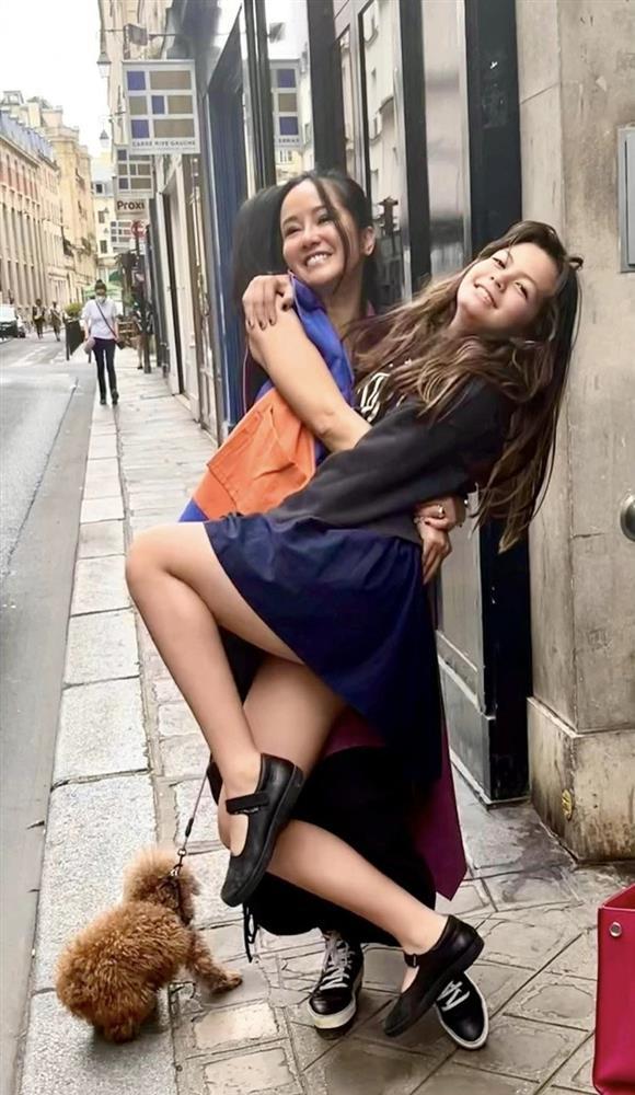 Con gái lai Pháp của Hồng Nhung mất nét bụ bẫm vẫn biến mẹ thành phông nền-5