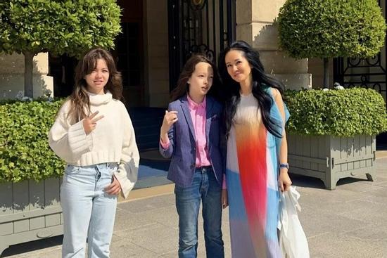 Con gái lai Pháp của Hồng Nhung mất nét bụ bẫm vẫn biến mẹ thành phông nền