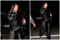 'Mẹ bầu' Rihanna trang điểm đậm, diện đồ tối giản đi ăn tối