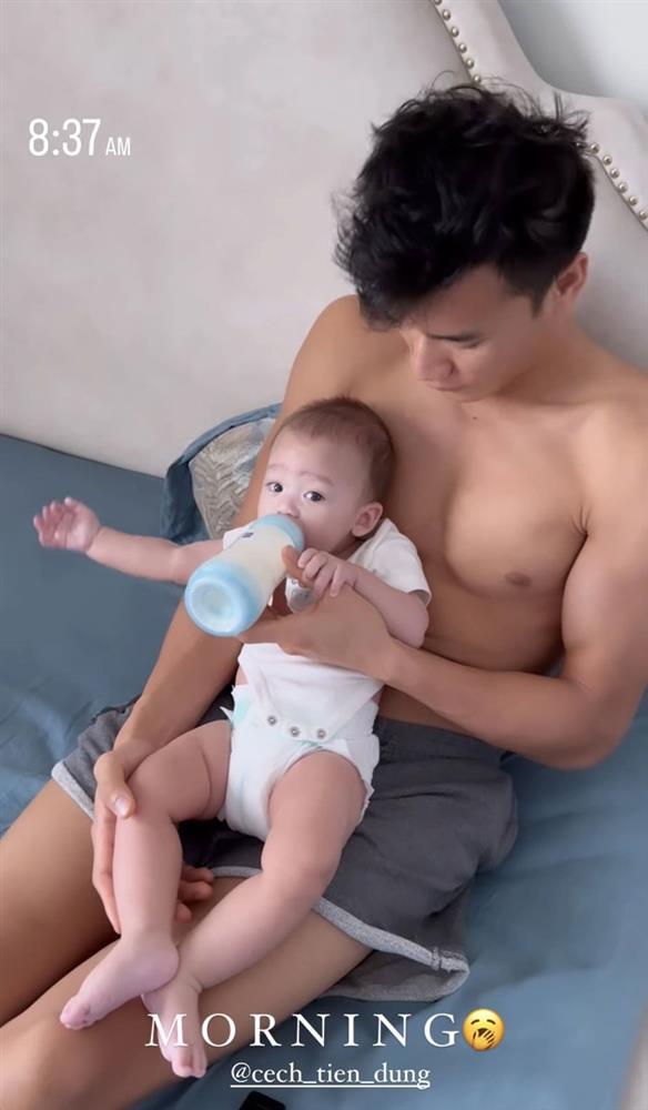 Bùi Tiến Dũng khoe cơ bắp cực phẩm lúc chăm con-2