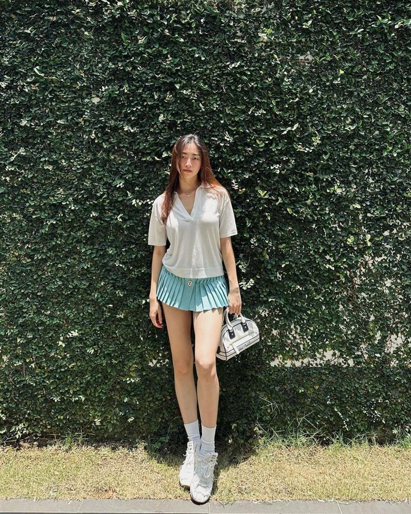 Lương Thùy Linh chỉ thích diện váy ngắn khoe chân 1,22 m-1