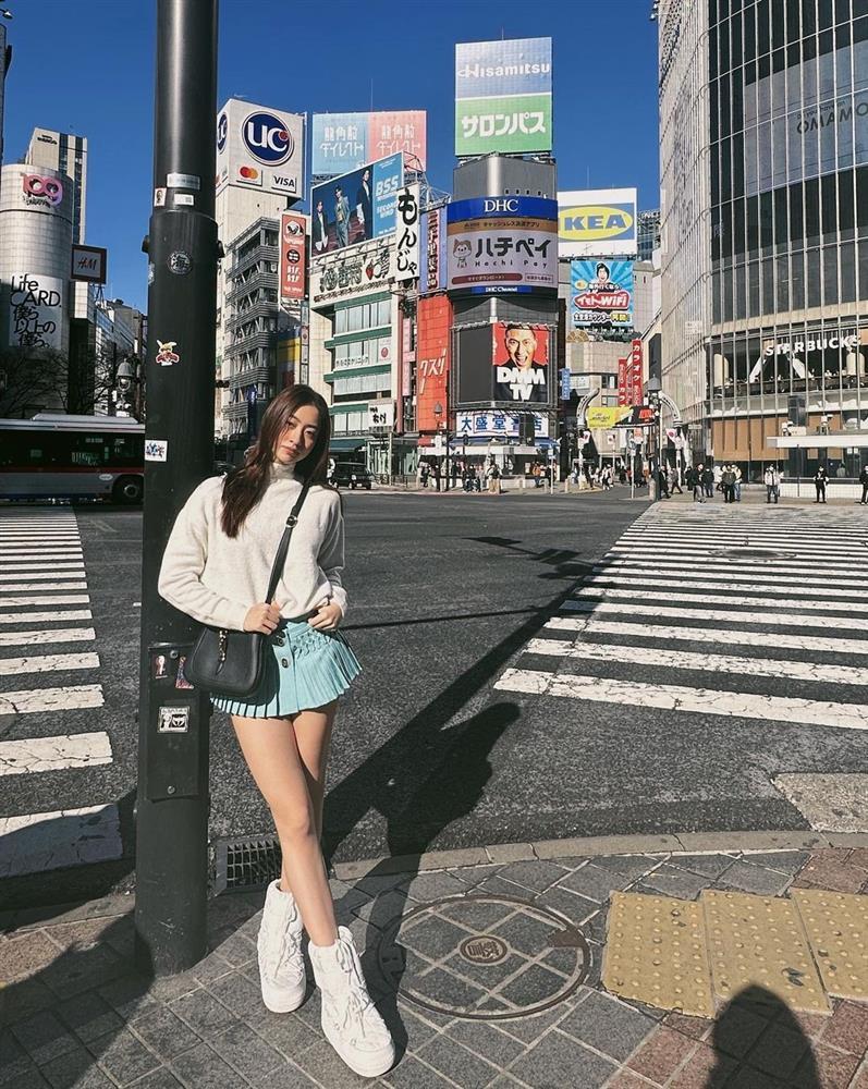 Lương Thùy Linh chỉ thích diện váy ngắn khoe chân 1,22 m-2