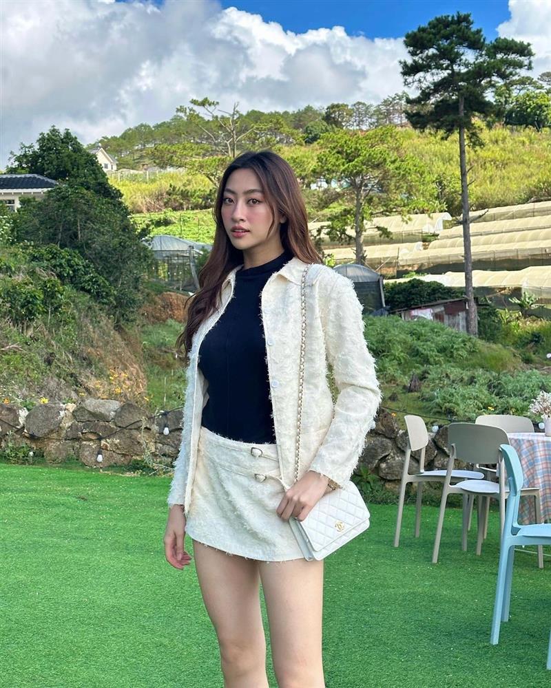 Lương Thùy Linh chỉ thích diện váy ngắn khoe chân 1,22 m-3