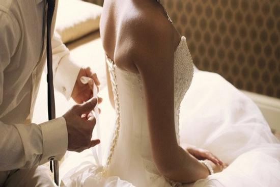Cô dâu chú rể vào phòng tân hôn không thấy ra, người nhà đau đớn khi ập vào