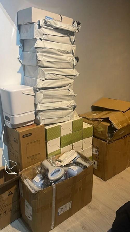 Cô gái đi du lịch về thấy hàng tá hộp hàng được ship đến nhà, nguyên nhân từ đâu?-2