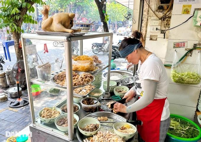 Quán bún thang bình dân ở Hà Nội thuê 11 nhân viên, ngày bán 800 bát-1