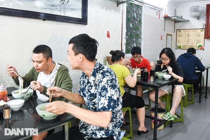 Quán bún thang bình dân ở Hà Nội thuê 11 nhân viên, ngày bán 800 bát-5
