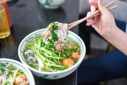 Quán bún thang bình dân ở Hà Nội thuê 11 nhân viên, ngày bán 800 bát