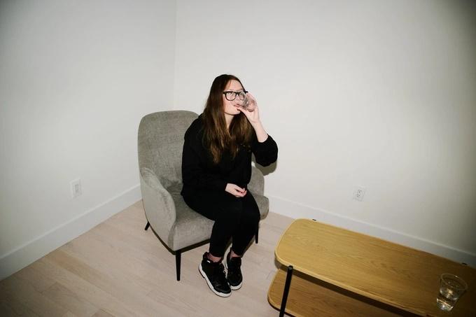 Sau khi ra tù, tiểu thư lừa đảo Anna tiếp tục kế hoạch kiếm tiền mới-2