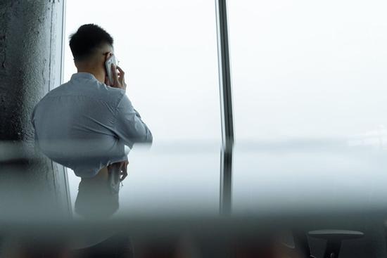 Em vợ gọi vay tiền rồi quên cúp máy, tôi choáng váng phát hiện sự thật
