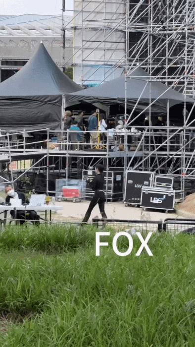 Nghệ sĩ 10X hồn nhiên bỏ sân khấu, chạy ra hôn bạn gái ở cánh gà-4