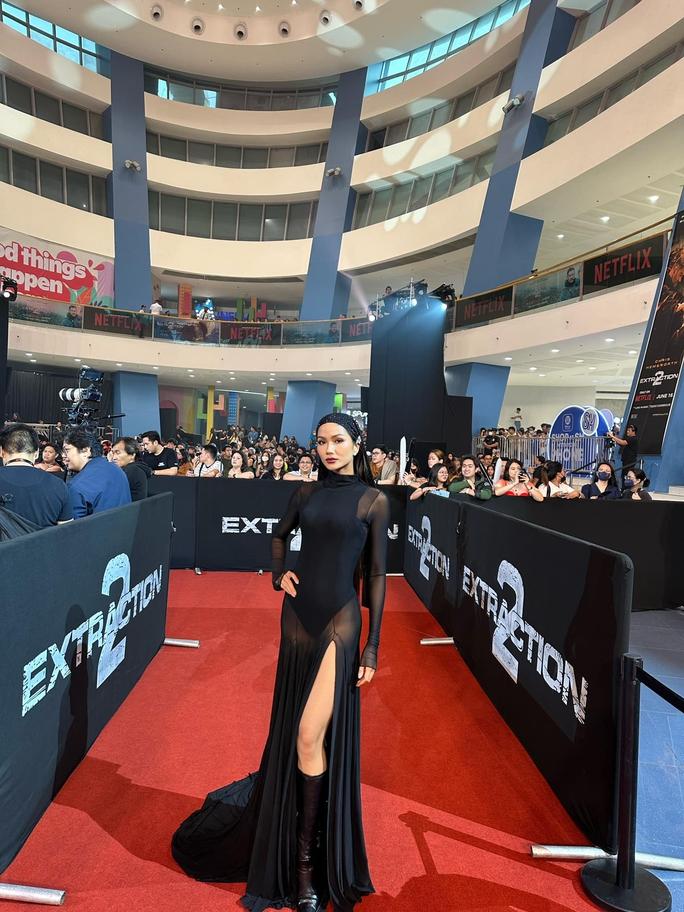 2 nàng hậu trên thảm đỏ quốc tế: HHen Niê, Thùy Tiên hội ngộ thần sấm-1