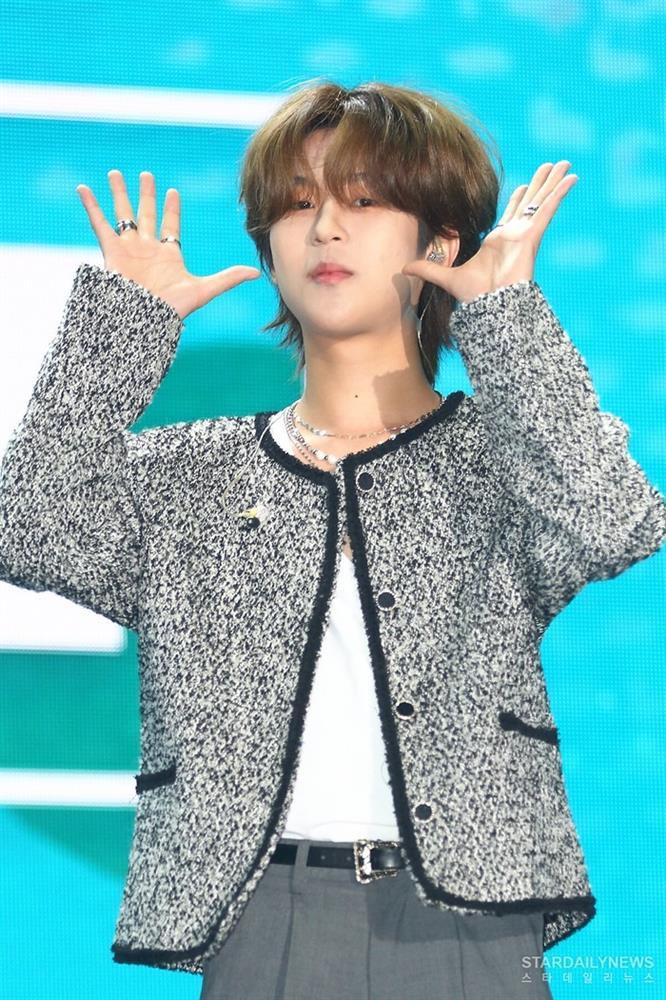 Nghệ sĩ 10X hồn nhiên bỏ sân khấu, chạy ra hôn bạn gái ở cánh gà-1