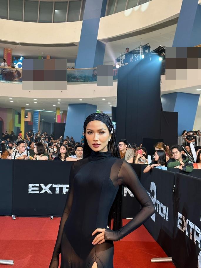 2 nàng hậu trên thảm đỏ quốc tế: HHen Niê, Thùy Tiên hội ngộ thần sấm-2