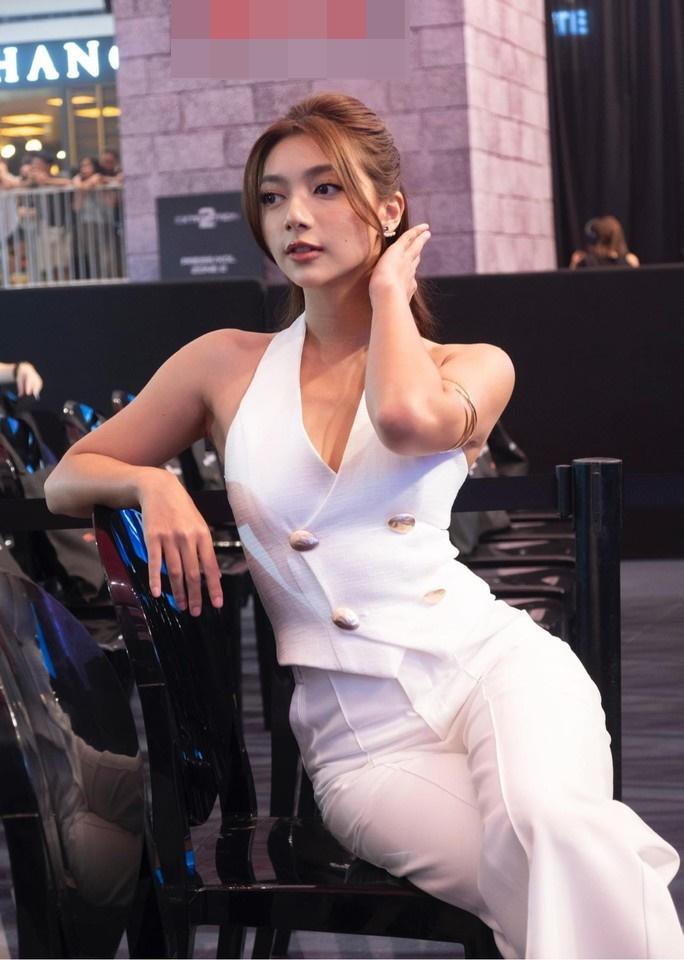 2 nàng hậu trên thảm đỏ quốc tế: HHen Niê, Thùy Tiên hội ngộ thần sấm-3