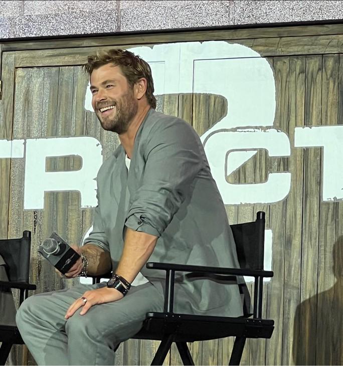 2 nàng hậu trên thảm đỏ quốc tế: HHen Niê, Thùy Tiên hội ngộ thần sấm-7