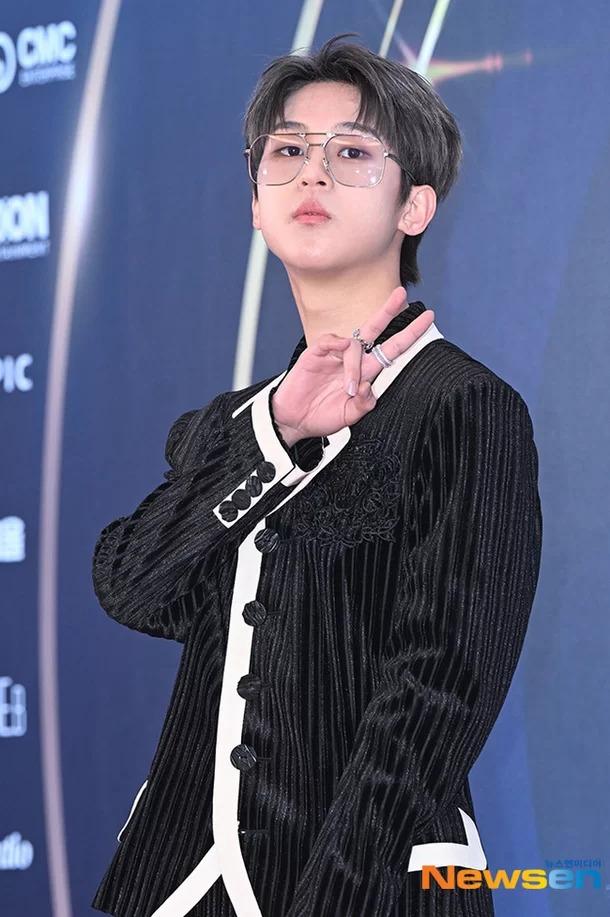 Nghệ sĩ 10X hồn nhiên bỏ sân khấu, chạy ra hôn bạn gái ở cánh gà-5