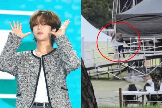 Nghệ sĩ 10X hồn nhiên bỏ sân khấu, chạy ra hôn bạn gái ở cánh gà