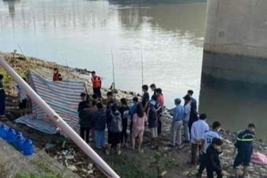 Viết trên Facebook dòng trạng thái 'Mẹ yêu em' rồi nhảy cầu tự tử