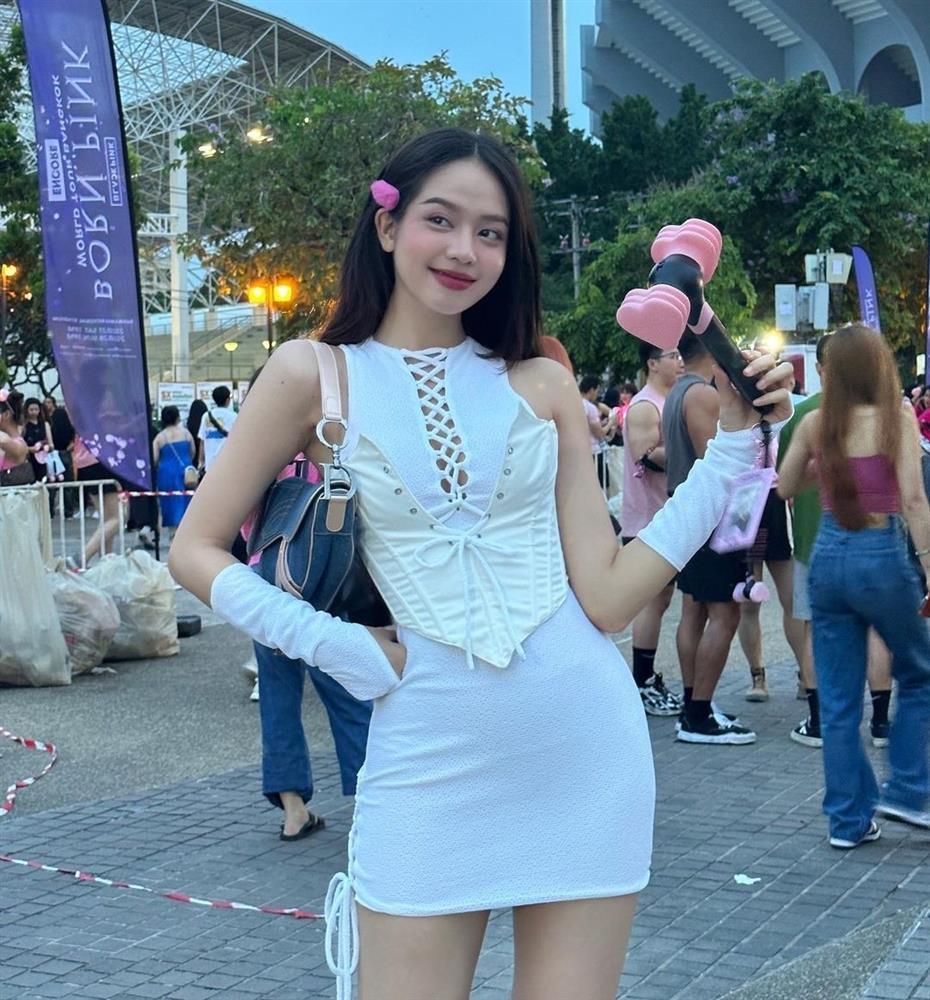 Hoa hậu Thanh Thủy chuộng mặc crop-top khoe eo thon-4