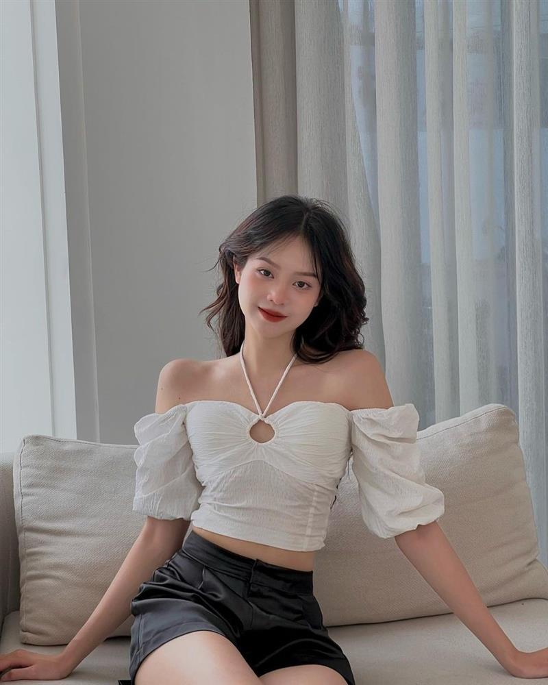 Hoa hậu Thanh Thủy chuộng mặc crop-top khoe eo thon-11