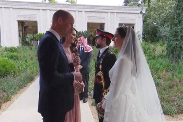 Hoàng tử William nhắc nhở gì Công nương Kate ở hôn lễ của Thái tử Jordan?-1