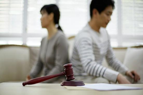 Đau lòng bé gái không được cả bố và mẹ nhận nuôi khi ra tòa ly hôn