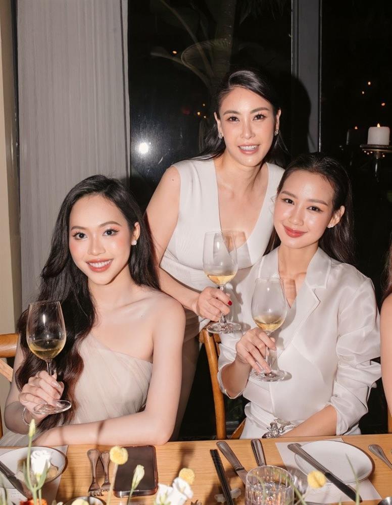 Hoa hậu Hà Kiều Anh tuổi 46 tự tin khoe dung nhan bên đàn em đôi mươi-2