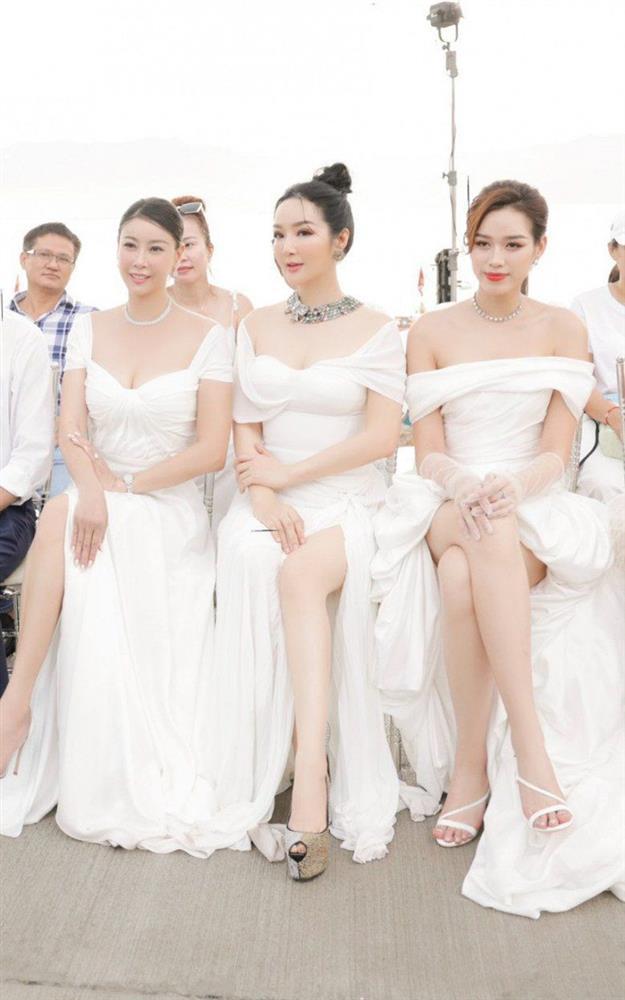 Hoa hậu Hà Kiều Anh tuổi 46 tự tin khoe dung nhan bên đàn em đôi mươi-3